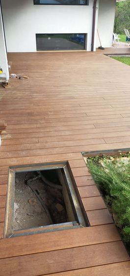 Vano d'ispezione lasciato aperto nel decking, con il telaio metallico su misura e gli impianti sottostanti in vista